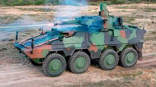 Hier sieht man den Radschützenpanzer Schakal in Aktion! Rheinmetall überzeugt mit dem Waffensystem so, dass 222 Stück davon bald an die Bundeswehr und an die niederländischen Streitkräfte geliefert werden. Dem Rüstungskonzern beschert das einen Milliardenumsatz ... (Bild: Rheinmetall)