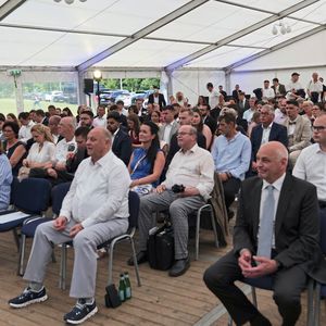 Neben den Studierenden und deren Angehörigen waren auch Ehrengäste aus der Kfz-Branche nach Northeim gekommen.(Bild:  Büttner – VCG)