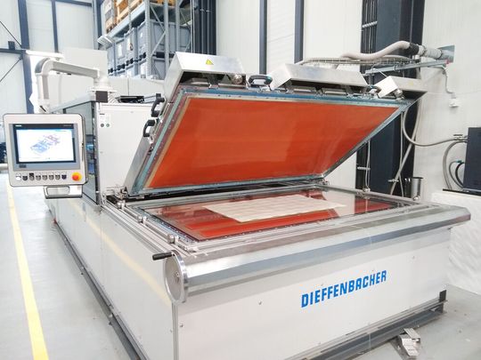 Für seine Tapegelege-Konsolidierungsanlagen Fibercon hat Dieffenbacher jetzt die Flex-Option im Portfolio. Damit werde die Laminatherstellung noch flexibler möglich. Nicht zuletzt spare das System Zeit und Energie. Hier erklärt der Hersteller, warum das so ist. Für seine Tapegelege-Konsolidierungsanlagen Fibercon hat Dieffenbacher jetzt die Flex-Option im Portfolio. Damit werde die Laminatherstellung noch flexibler möglich. Nicht zuletzt spare das System Zeit und Energie. Hier erklärt der Hersteller, warum das so ist.
