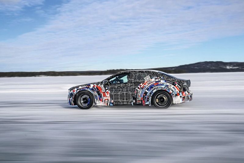 Das System erlaubt die Steuerung von Drehmoment und Leistung pro Rad, was unter anderem eine optimale Traktion, eine kontinuierliche Drehmoment-Verteilung zwischen dem Bremssystem und den Elektromotoren sowie die Bremsenergie-Rekuperation bis in den Grenzbereich hinein erlaubt. (Bild: BMW AG)