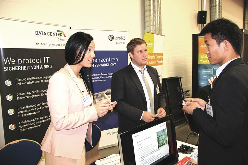 Tabea Lechner und Florian Hammer von ProRZ Rechenzentrumsbau stellten den Teilnehmern ihr Leistungsspektrum vor. (Vogel IT-Medien GmbH)