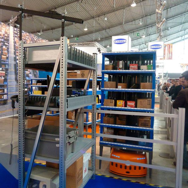 Online-Versender Amazon testet die Möglichkeiten und Grenzen der Automatisierung und der Zusammenarbeit von Mensch und Maschine. Während die Idee des Unternehmens, Drohnen für die Auslieferung einzusetzen, für viel Furore sorgte, findet die 