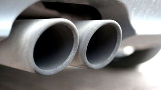Gibt es nach 2025 noch Auspuffrohre - und was kommt dann raus? Die EVP will das Verbrennerverbot neu denken. (Bild: frei lizenziert)