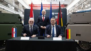 Rheinmetall kauft sich beim 1992 gegründeten, kroatischen Fahrzeughersteller DOK-Ing ein, der seit 2018 im Militärbereich unterwegs ist. Vjekoslav Majetić und Dr. Björn Bernhard beim Unterzeichnen der Vereinbarung.  (Bild: BORIS SCITAR)