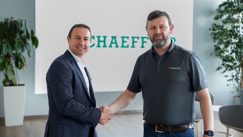 von links: Rodrigo Peres, Senior Vice President Business Unit Vehicle and Battery Controls bei Schaeffler AG, und Marc Synnot, General Manager Ireland Operations bei Sonatus, unterzeichneten die Partnerschaft der beiden Zulieferer.(Bild:  Schaeffler)
