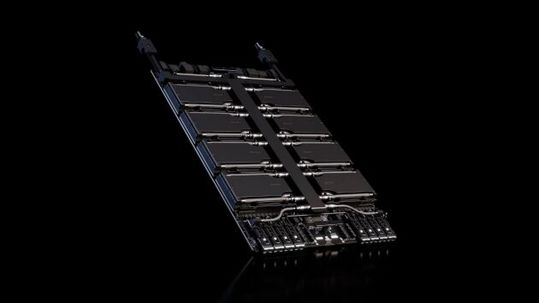 „Nvidia HGX Rubin NVL8“: Die acht GPUs sind über NVLink der sechsten Generation verbunden. Für synchrones Training zählt deshalb nicht nur die GPU-Zahl, sondern auch ihre Lage innerhalb von NVLink-, PCIe- und Netzwerkdomänen.(Bild:  Nvidia)