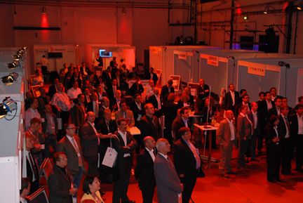 Begrüßung und Ausstellung (Archiv: Vogel Business Media)