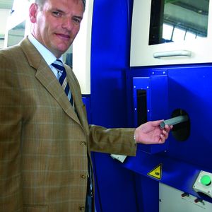 Hubert Auer, Geschäftsführer der K. & H. Eppensteiner GmbH & Co. KG, demonstriert das manuelle Beschicken des Laserschweißmoduls der Kombimaschine Minimaster.