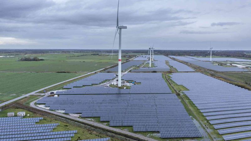 Der Bürgersolarpark "Bosbüll III" ergänzt die erneuerbare Energieproduktion der Gemeinde um 49 MW Leistung.(Bild:  Jörn Lehmann)