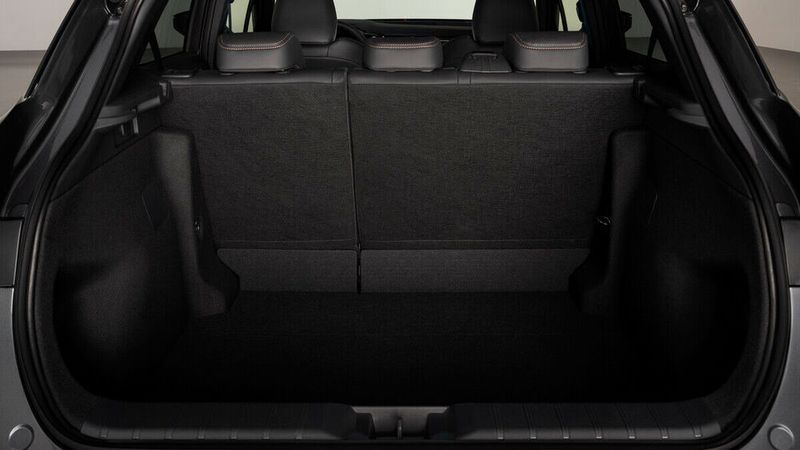 Der Kofferraum schluckt mit aufgestellten Rücksitzen 332 Liter. (Bild: Lexus)