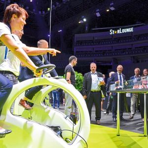 Unternehmen aus der Swissmem-Mitgliedschaft präsentierten am Industrietag innovative Lösungen und diskutierten die Rolle der Industrie auf dem Weg zu einer nachhaltigen Wirtschaft.