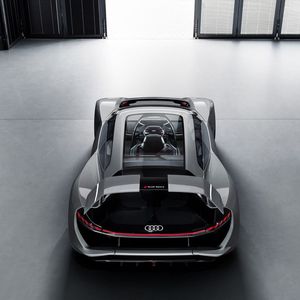 Ein Glasdach gewährt Einblick in den futuristischen Innenraum. (Bild:  Audi)