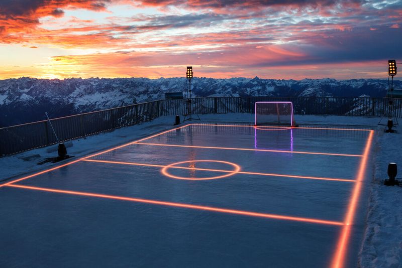 Das Spielfeld auf der Zugspitze in der Abenddämmerung. (Bild: Osram)
