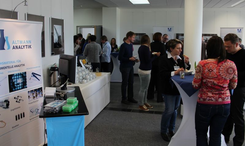 Während der Pausen konnten sich die Teilnehmer in der Ausstellung weiter über die HPLC informieren. (Bild: LABORPRAXIS)