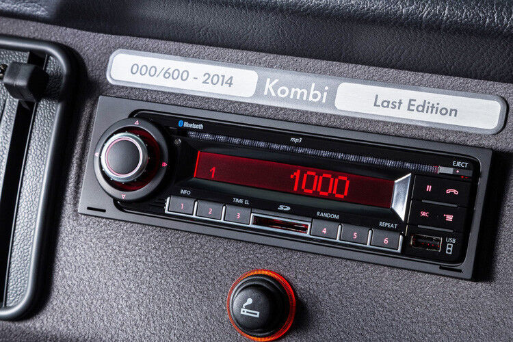 Modern ist das mit roten LEDs beleuchtete MP3-Soundsystem. Eine Plakette aus gebürstetem Aluminium identifiziert die Autos der Sonderserie „Last Edition“ jeweils mit einer individuellen Nummer von 1 bis 600. (Foto: VW)