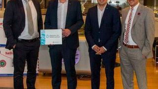Stefan Muhle, Staatssekretär für Digitales in Niedersachsen (Zweiter v. l.), überreichte die Auszeichnung an Vertreter von Hellmann World Logistics.  (Hellmann)