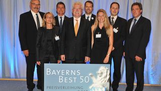 Dr. Heike Wenzel-Däfler (Dritte von rechts) nahm den Preis ‚Bayerns Best 50’ von Bayerns Wirtschaftsminister Martin Zeil entgegen. (Wenzel)