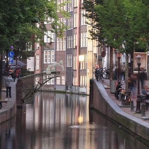 So könnte der Brückenbau über einer Gracht in Amsterdam aussehen: Der Roboter steht auf der Konstruktion und fertigt die nächsten Stahlelemente an.