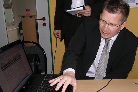 In den Finanzdienstleistungen sieht Thormanns-Geschäftspartner Frank Motejat auch die Zukunft für ihre  Autohäuser. „Ob Garantie oder Versicherung – wir versuchen die Finanzdienstleistungen ganz nach vorne zu bringen.“ (Archiv: Vogel Business Media)