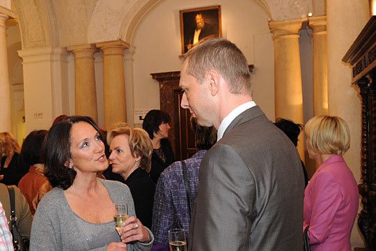 ... und am Rande ein wenig zum Netzwerken (hier Christina Degenhart, Porsche Zentrum Trier mit Ingo Fischer von Shell). (Archiv: Vogel Business Media)