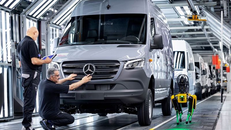 Bei der Produktion im Werk Düsseldorf erschnüffelt ein Roboter-Hund Leckage im Druckluftsystem. (Bild: Mercedes-Benz)