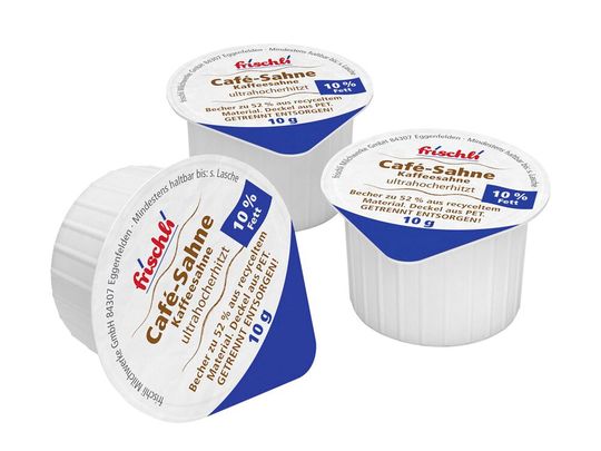 Durch die neue EU-Verpackungsverordnung sind solche Einzelverpackungen in die Schusslinie geraten. Am Fraunhofer Umsicht hat man deshalb mal nachgerechnet, ob die Einzelverpackung umweltverträglicher ist, oder ein Mehrwegsystem mit Lebensmittelverlusten ...(Bild:  Frischli Milchwerke)