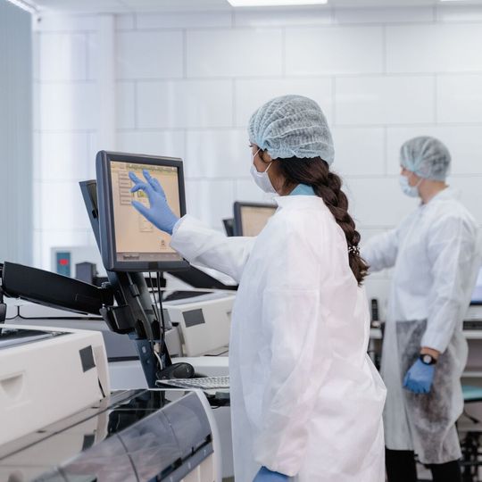 Acht von zehn Befragten schätzen die Biotechnologie als Schlüsselbranche der Wirtschaft in Deutschland ein. Acht von zehn Befragten schätzen die Biotechnologie als Schlüsselbranche der Wirtschaft in Deutschland ein.
