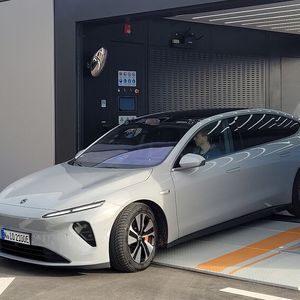 Wer bei Nio einen Batterietausch durchführt, muss dazu nicht viel tun. (Bild:  Wehner - Vogel Communications Group)