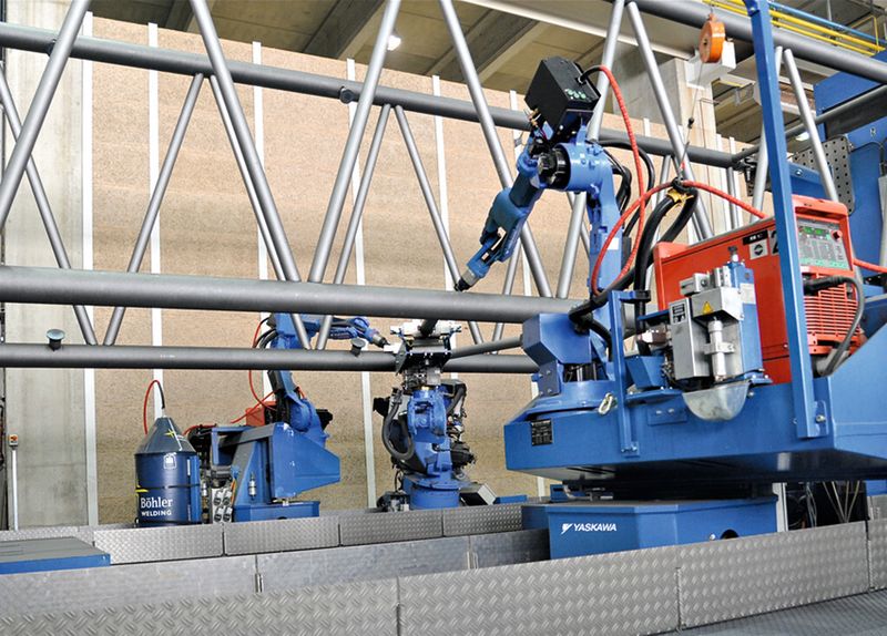 Die Fertigung von Kranauslegern mit einer Länge zwischen 3 und 12,5 m bei einer Breite von 0,9 bis 3 m verlangt eine flexible Roboterzelle, denn es werden insgesamt über 50 Teilevarianten produziert. (Bild: Ralf Högel)