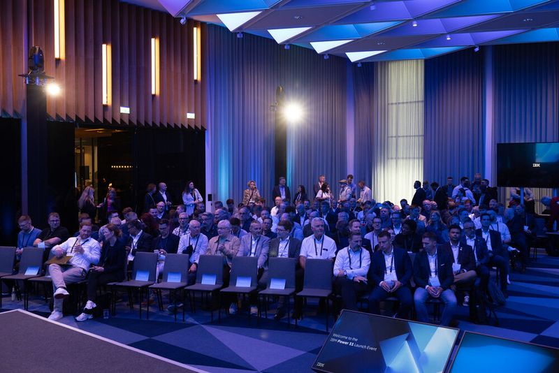 Die Reihen auf der Veranstaltung sind gut gefüllt: Von Kunden, über Partner bis hin zu IBM-Mitarbeitern haben zahlreiche Gäste an der „Power11“-Einführungsveranstaltung teilzunehmen.  (Bild: IBM)
