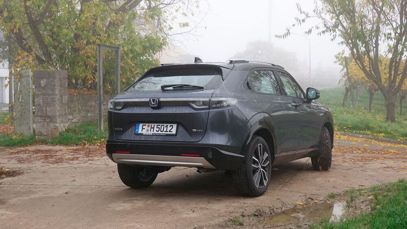 Deutlich flacher als beim Vorgänger verläuft die Dachlinie am Heck.  (Bild: Rosenow – »kfz-betrieb«)