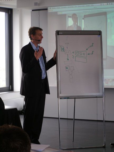 Carsten Landeck von VMWare gibt den Teilnehmern Tipps für die anschließenden Übungen am Whiteboard. (Archiv: Vogel Business Media)