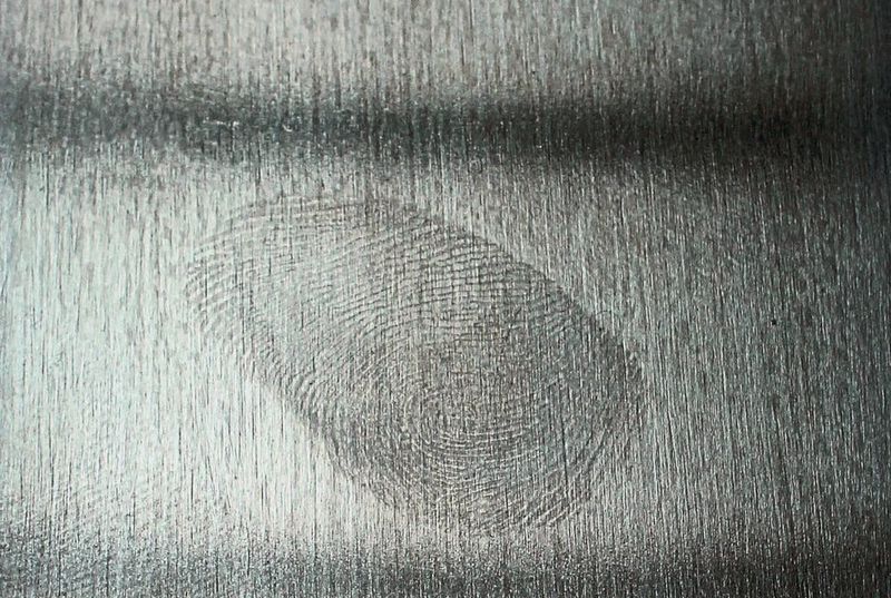 Fingerabdrücke auf Edelstahl- und Metalloberflächen sollen sich mit dem neuen Sol/Gel-Nanolack vermeiden lassen. (Fraunhofer IMWS)
