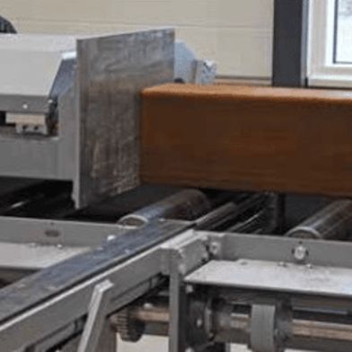 Die vollautomatische Sägeanlage sorgt nicht nur für eine starke Rationalisierung der Produktion, sondern auch für bessere Ergonomie und eine deutlich geringere Arbeitsbelastung im Vergleich zur Arbeit an einer manuellen Sägemaschine. (Bild: Meba)