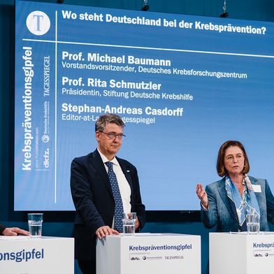(v.l.) Stephan-Andreas Casdorff, Prof. Michael Baumann und Prof. Rita Schmutzler beim 2. Nationalen Krebspräventionsgipfel (Bild: Lena Ganssmann / Tagesspiegel)