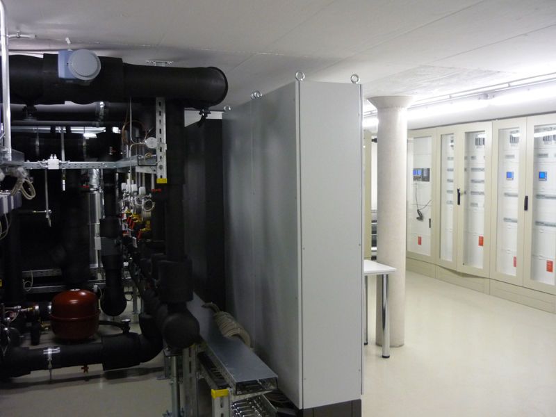 Ein Blick auf die Technik hinter der IT-Technik; Im Forschungs-Rechenzentrum wird evaluierte, wie sich Datacenter modernisiern lassen. Die Forschergreifen auch schon einmal zu ungewöhnlichen Maßnahmen. So senkten sie etwa die Zimmerdecke. Bild: T-Systems (Archiv: Vogel Business Media)