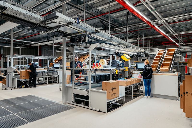 Kommissionier-Arbeitsplatz bei Bünting: Die aktuellen Optimierungsmaßnahmen gehen zurück auf eine gemeinsame Netzwerkanalyse von Bünting und Vialog.