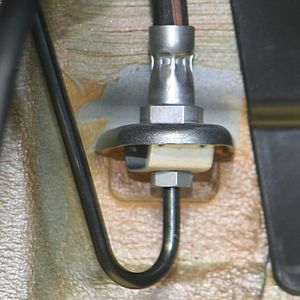 Alles andere als eine einfache Verschraubung: Bei dieser Quetschverbindung der Bremsleitung treten unweigerlich Setzerscheinungen auf.