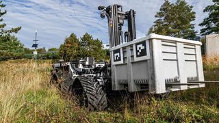 Am Fraunhofer-IOSB-AST ist es mit Parnern gelungen, einen Stapler per 5G-Netz und Internet über eine Entfernung von 260 Kilometern fernzusteuern. Der Stapler trägt den Namen „Mats“ und stammt von Palfinger. Auch die künstliche Intelligenz (KI) spielt dabei eine Rolle. (Bild: Indigo 2023)