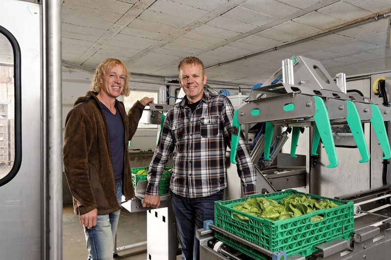 Der Salatbauer Oswald Isenegger und der Landwirtschaftstechniker Bruno Villiger sind stolz auf ihre Erfindung: Die Idee zur Salatwasch- und -Schleuderanlage ist im gemeinsamen Kitesurf-Urlaub entstanden. (Bild: Siemens)