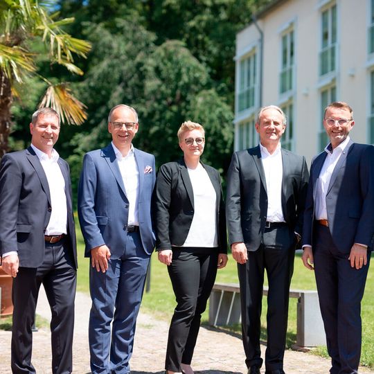 Die neue Holding-Geschäftsführung und neuer Stiftungsvorstand der Graf Hardenberg-Gruppe (v.l.n.r): Volker Brecht, Thomas Lämmerhirt, Julia Liebermann, Friedrich Behle, Peter Benz.(Bild:  Graf Hardenberg)