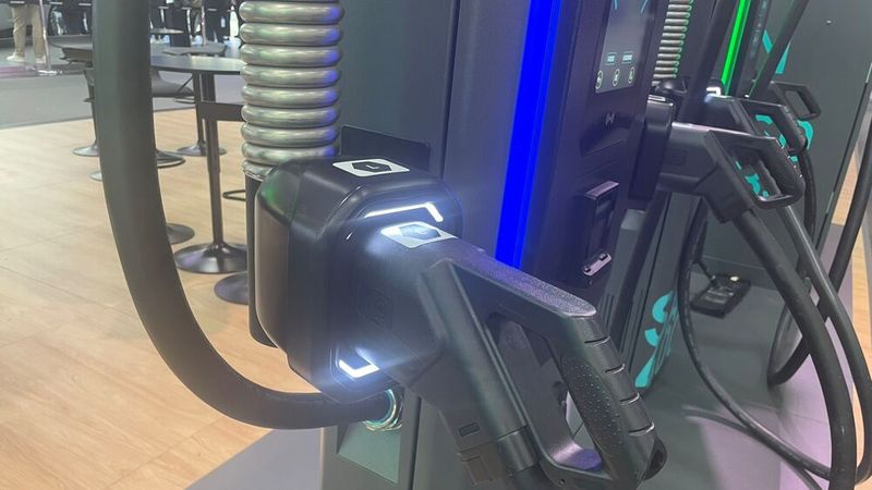 Zum Thema Elektromobilität haben auf der IAA einige Lieferanten von Ladesäulen ausgestellt. (Bild: Grimm – VCG)