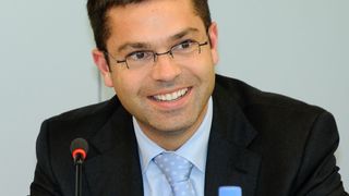 Jerome Guillen erhält bei Tesla mehr Verantwortung. (Wiebke Zimmer und Jerome Guillen, Daimler AG / Heinrich-Böll-Stiftung / CC BY-SA 2.0)