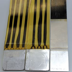 Bild 1: Zur Veranschaulichung stoffschlüssiger Verbindungskonzepte wurden Handmuster hergestellt (v.l.n.r.): das Drahtkonzept (Hersteller Fraunhofer IFAM und Fibre), das Faserkonzept (Fraunhofer IFAM und Fibre) und das Folienkonzept (BIAS und Fibre).