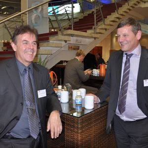 von links: Hans-Georg Kumpfmüller, CEO Sensors and Communication Siemens, und Ralf-Michael Franke, CEO von Siemens Industrial Automation Systems  (Archiv: Vogel Business Media)