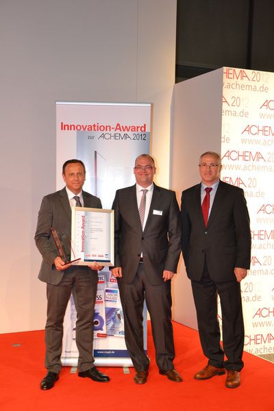 Der Chefredakteur von LABORPRAXIS Marc Platthaus (mitte) bei der Award-Übergabe in der Kategorie Labor- und Analysetechnik mit dem Gewinner Olaf Schulz (links), Produktmanager von Spectro und ihrem Analysegerät Spectroblue sowie Herausgeber/Group Publisher Gerd Kielburger. (Bild: PROCESS)