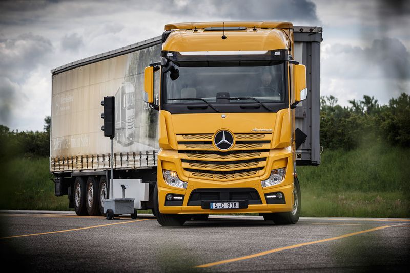 Verschätzen kommt vor. Doch Schäden am Fahrzeug wegen im Weg befindlicher Hindernisse lassen sich vermeiden. Der Abbiegeassistent warnt und der Trucker korrigiert die Schleppkurve. (Daimler)