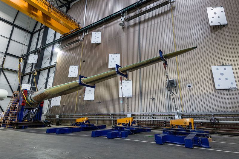 Das smarte Blatt im Extremlasttest: Über drei Hydraulikzylinder werden die Lasten aufgetragen.  (Fraunhofer IWES / Pascal Hancz)