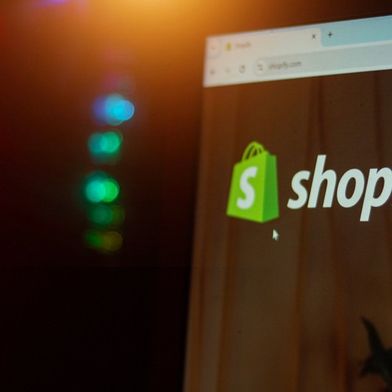adobestock-961547451-sf-freelancer-shopify-e-commece-infrastruktur-1000x563v1 (Bild: © sf_freelancer/stock.adobe.com)
