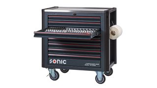 Zu den Topmodellen der Next-Serie gehört der Next-S12XD-Werkstattwagen.
Dieser hat acht Schubladen, die mit insgesamt 887 Werkzeugen gefüllt sind. (Bild: Sonic Equipment)